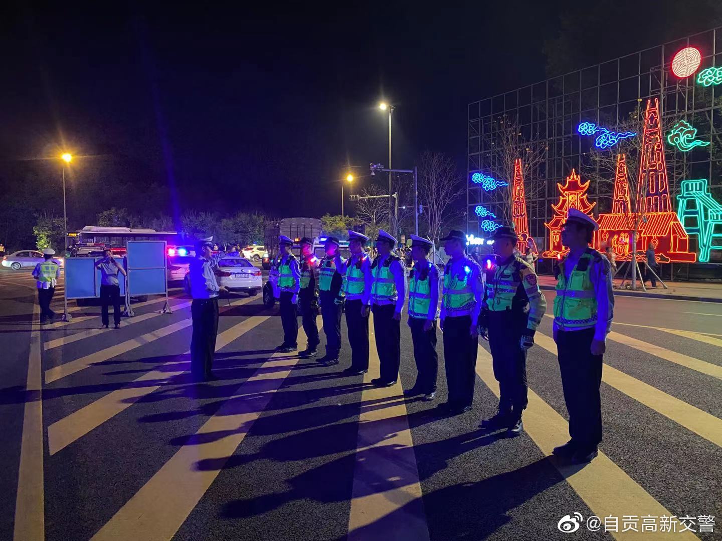 自贡交警：夜以继日 守护平安-2.jpg