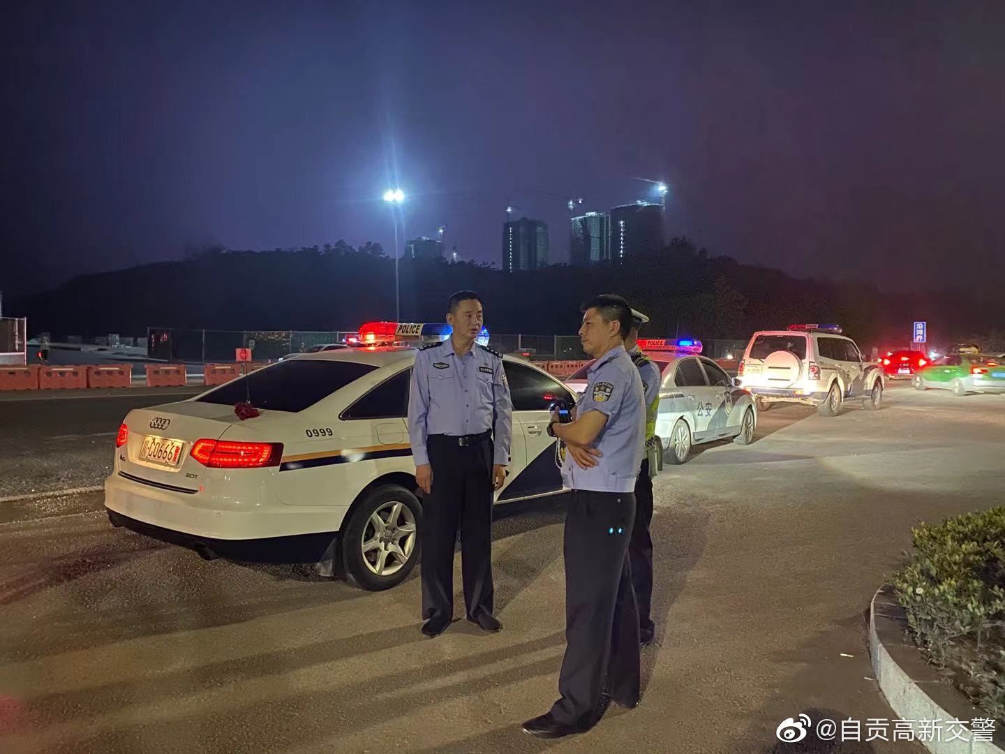 自贡交警：夜以继日 守护平安-3.jpg