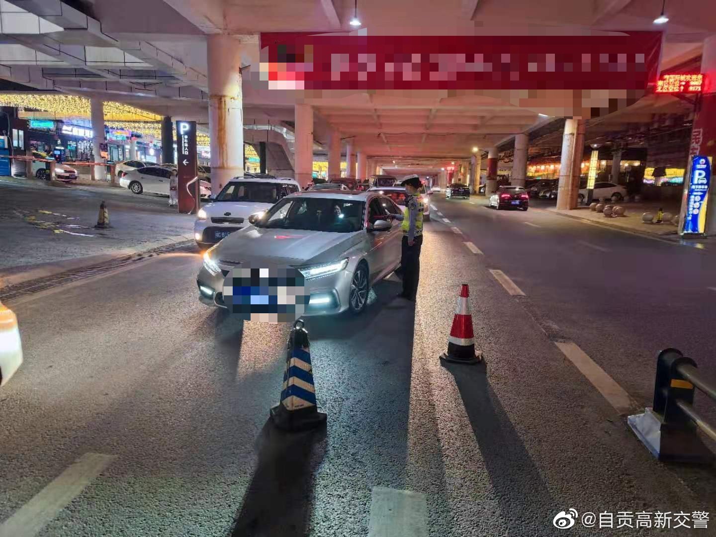 自贡交警：夜以继日 守护平安-7.jpg