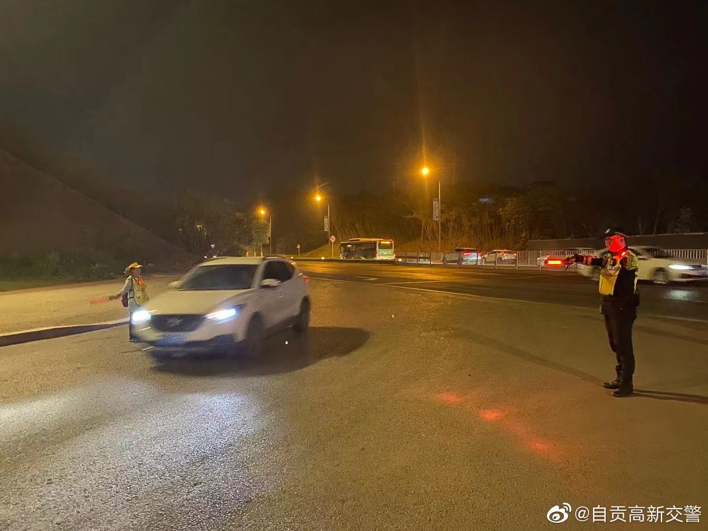自贡交警：夜以继日 守护平安-4.jpg