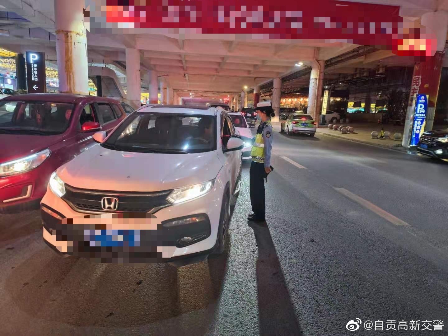 自贡交警：夜以继日 守护平安-6.jpg