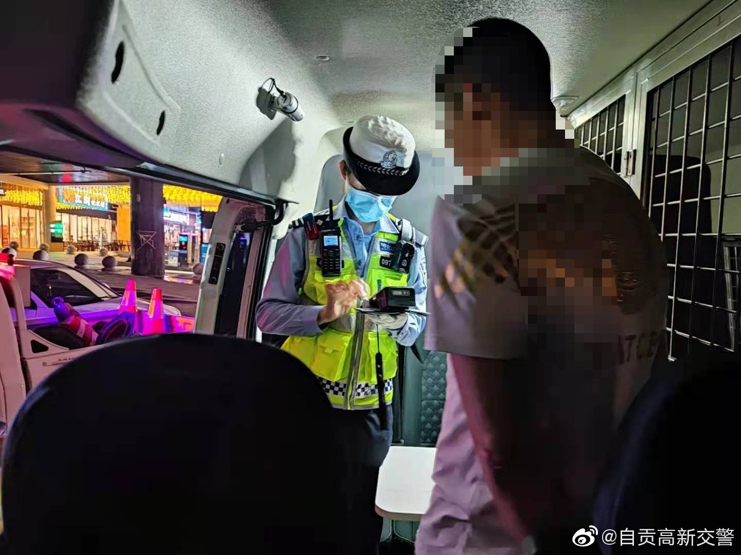 自贡交警：夜以继日 守护平安-9.jpg