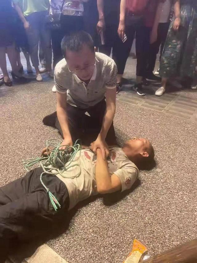 五一节六旬老人突发疾病倒地富顺医生跪地进行人工呼吸-1.jpg
