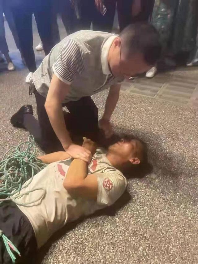 五一节六旬老人突发疾病倒地富顺医生跪地进行人工呼吸-2.jpg