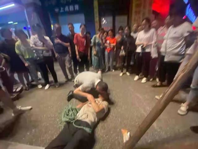 五一节六旬老人突发疾病倒地富顺医生跪地进行人工呼吸-3.jpg