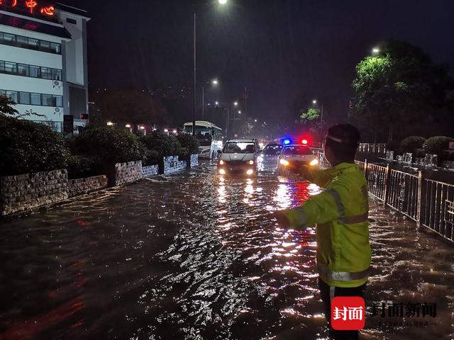暴雨致路面积水，四川自贡交警除了指挥交通还要清理下水道-1.jpg