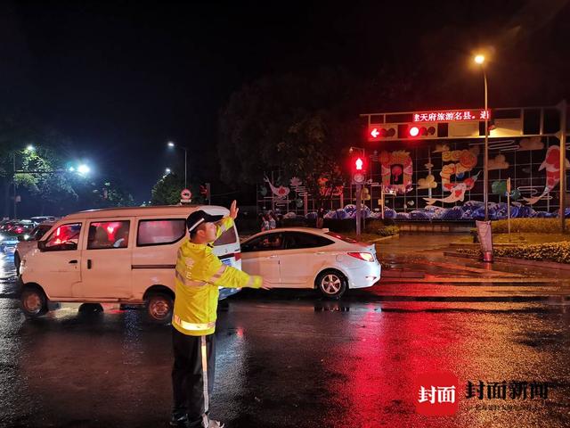 暴雨致路面积水，四川自贡交警除了指挥交通还要清理下水道-2.jpg
