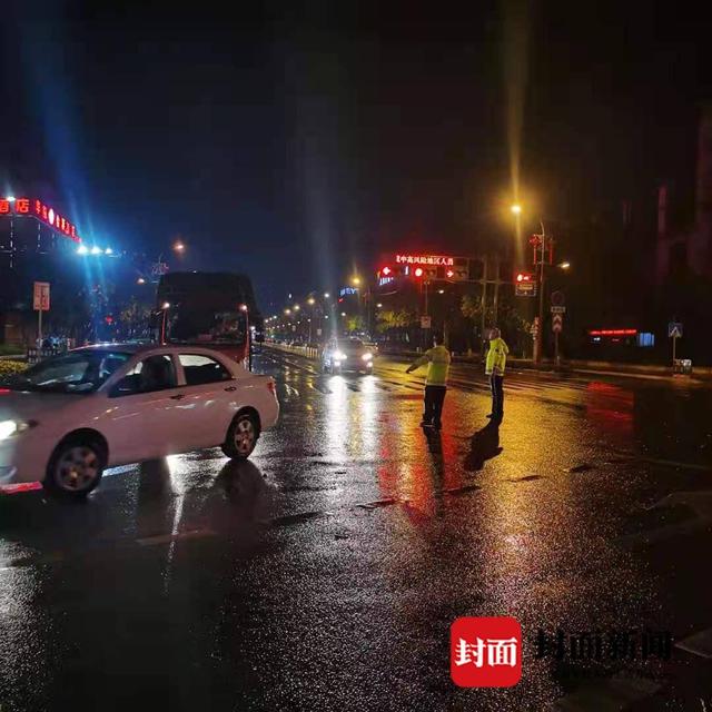 暴雨致路面积水，四川自贡交警除了指挥交通还要清理下水道-6.jpg