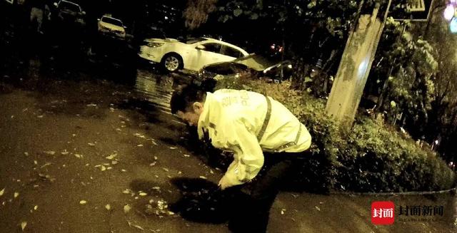 暴雨致路面积水，四川自贡交警除了指挥交通还要清理下水道-3.jpg