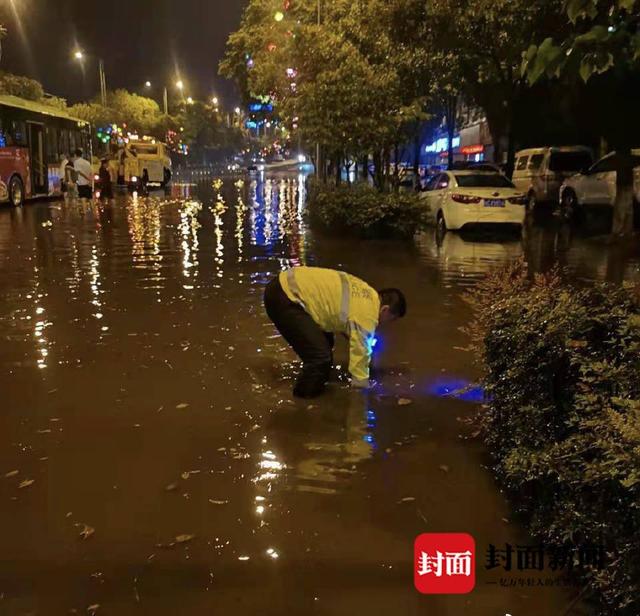 暴雨致路面积水，四川自贡交警除了指挥交通还要清理下水道-5.jpg