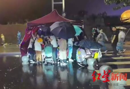 暴雨突袭自贡中华彩灯大世界 交警疏散上万名滞留游客-1.jpg