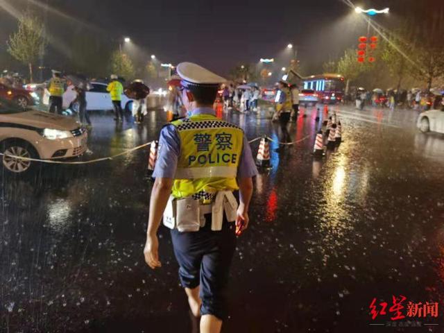 暴雨突袭自贡中华彩灯大世界 交警疏散上万名滞留游客-2.jpg