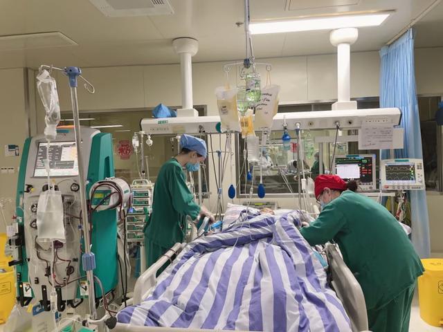 五一里的医护人员：坚守岗位 为生命保驾护航-4.jpg