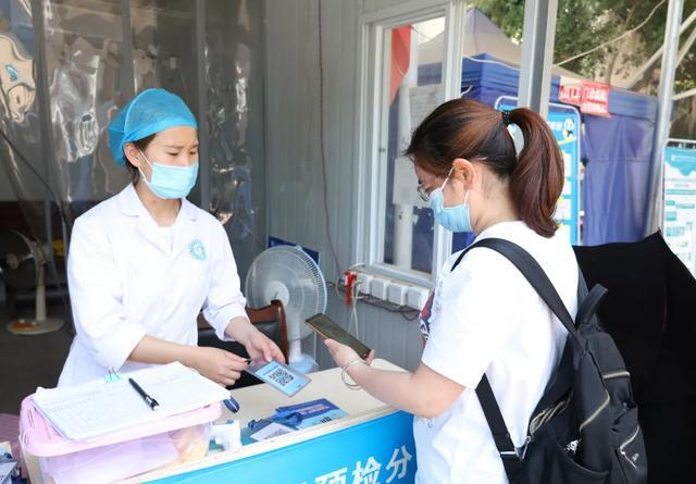 五一里的医护人员：坚守岗位 为生命保驾护航-31.jpg