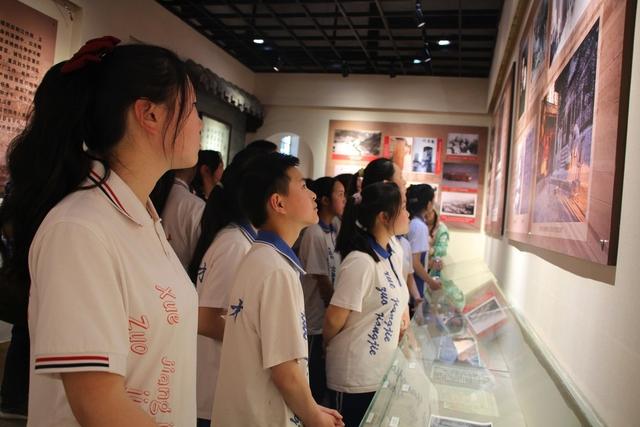 自贡举行主题团日活动 江姐中学53名学生光荣入团-5.jpg