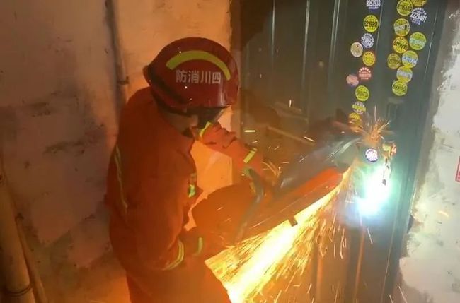 独居老人家中摔倒受伤，自贡消防破门紧急救援-1.jpg