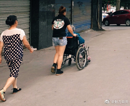 暖心 ，自贡街头温馨一幕-2.jpg