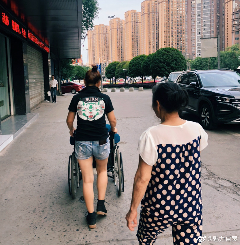 暖心 ，自贡街头温馨一幕-1.jpg