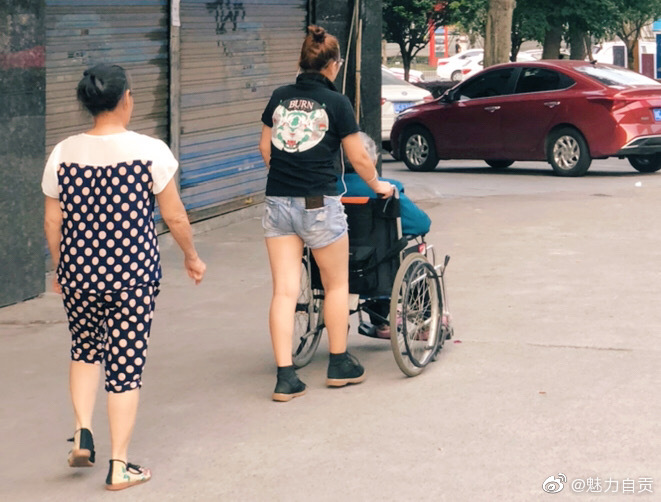 暖心 ，自贡街头温馨一幕-3.jpg