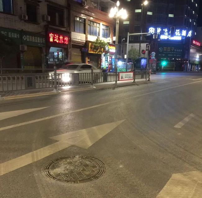 这井盖，真是醉了！富顺这地方晚上噪音扰民？引发居民投诉-1.jpg