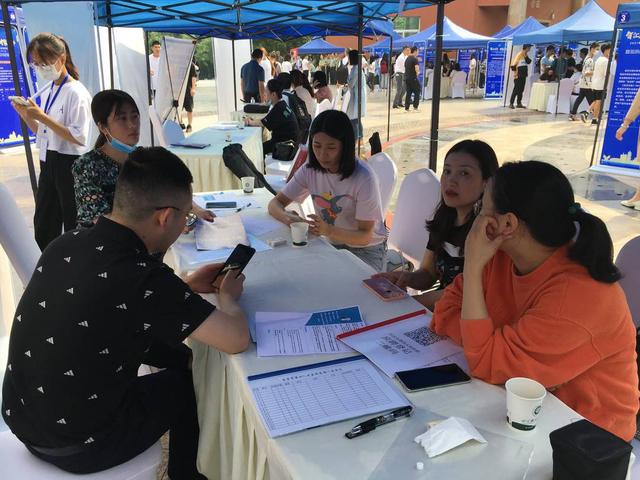 成渝两地5市区企业自贡现场招聘 244家企业提供近1000个岗位-4.jpg