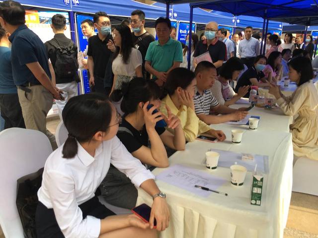 成渝两地5市区企业自贡现场招聘 244家企业提供近1000个岗位-3.jpg