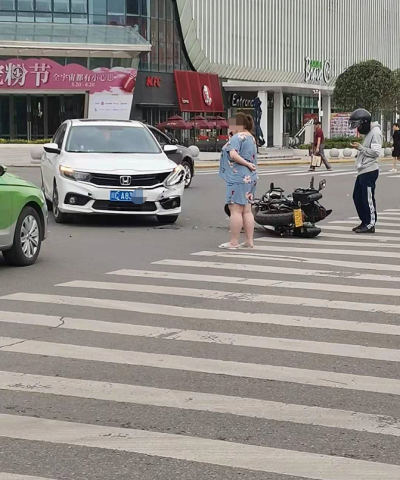 爱琴海华商路口又发生车祸，一个小车和两轮儿相撞！-1.jpg