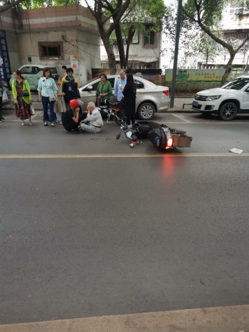 好吓人哦，园丁苑这里一个老人遭电瓶车撞了......-1.jpg