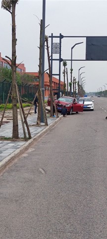 一个外地车在卫坪“起飞”失败，被撞得好惨......-2.jpg