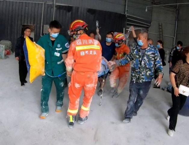 点赞！富顺一工人被搅拌机卡住 消防1个半小时紧张救援-2.jpg