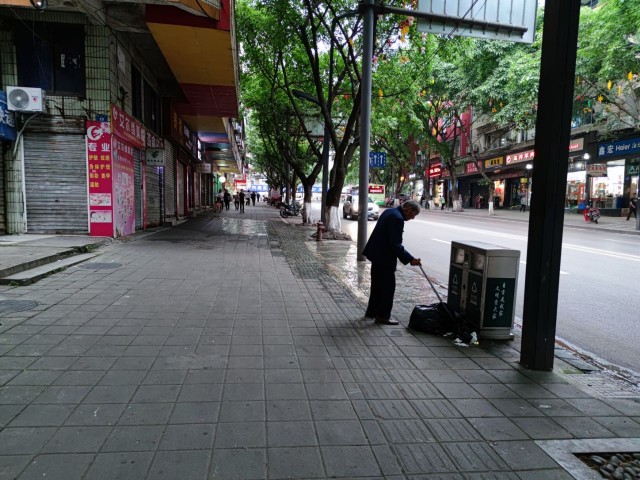 好恶心！龙井这边排污管堵塞，污水那些直接冒地面上来，简直窒息！-1.jpg