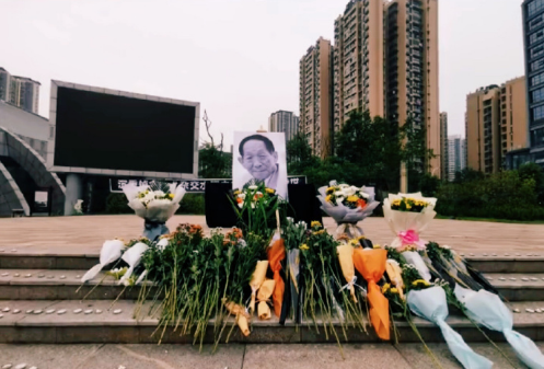 感动！富顺市民自发悼念袁隆平-2.jpg