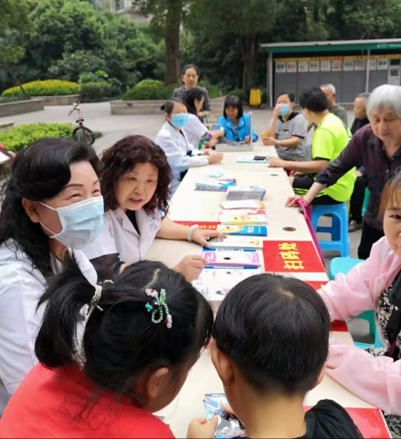 市关工委医疗服务团六一开展社区婴幼儿健康保健服务活动-3.jpg
