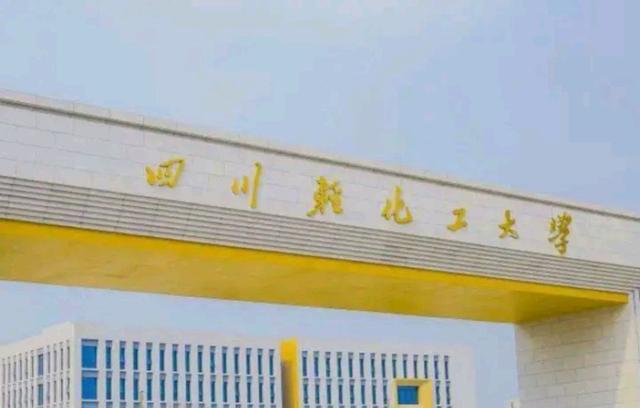 自贡出租车司机将黑车司机撞飞，已被抓，真相耐人琢磨-2.jpg