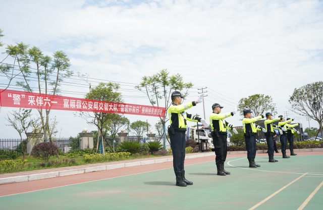 别样“儿童节礼物”、富顺公安交警开展“警营开放日”暨网络直播活动-5.jpg