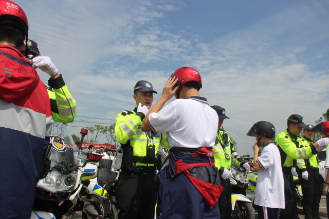 别样“儿童节礼物”、富顺公安交警开展“警营开放日”暨网络直播活动-4.jpg