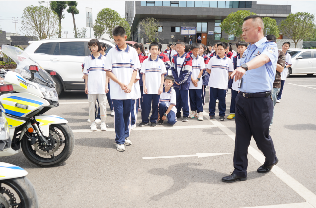 别样“儿童节礼物”、富顺公安交警开展“警营开放日”暨网络直播活动-2.jpg