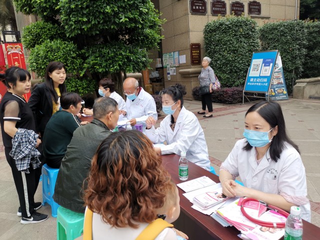 市关工委医疗服务团前往南湖逸都开展关爱服务活动-1.jpg