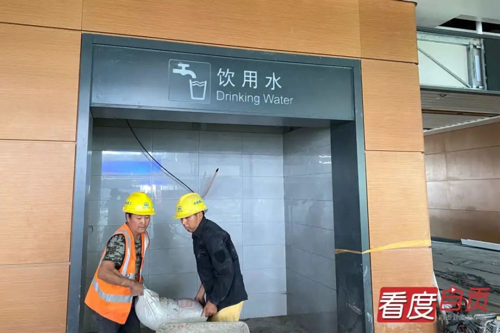 “复兴号”动车组正式上线，首次开进了自贡站！-4.jpg