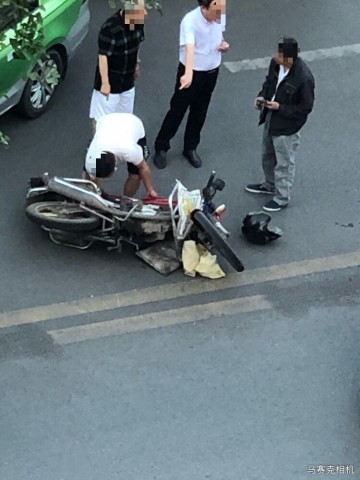 又是出租和两轮儿的较量？又撞上了，哄的一声！-1.jpg