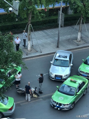 又是出租和两轮儿的较量？又撞上了，哄的一声！-2.jpg