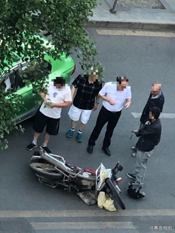 又是出租和两轮儿的较量？又撞上了，哄的一声！-3.jpg