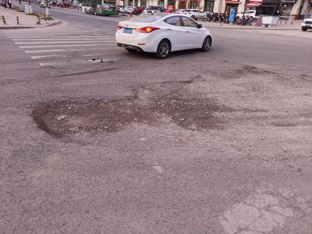 大家注意哈，自贡这个路段有个大坑，注意避让！-1.jpg