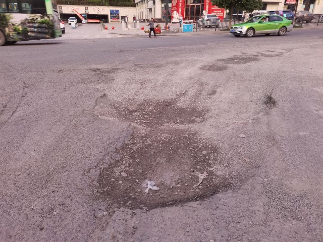 大家注意哈，自贡这个路段有个大坑，注意避让！-2.jpg