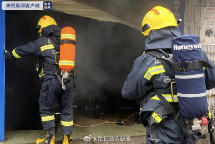 自贡电瓶车充电起火 消防紧急控制火情-1.jpg
