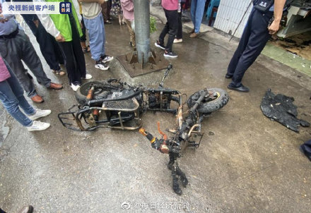 自贡电瓶车充电起火 消防紧急控制火情-3.jpg
