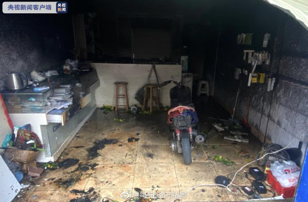 自贡电瓶车充电起火 消防紧急控制火情-2.jpg