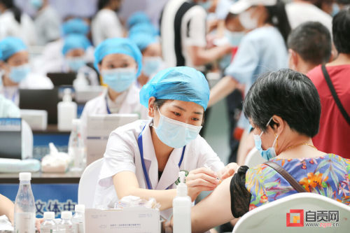 自贡接种94万余剂次新冠病毒疫苗 提前完成阶段性接种任务-1.jpg