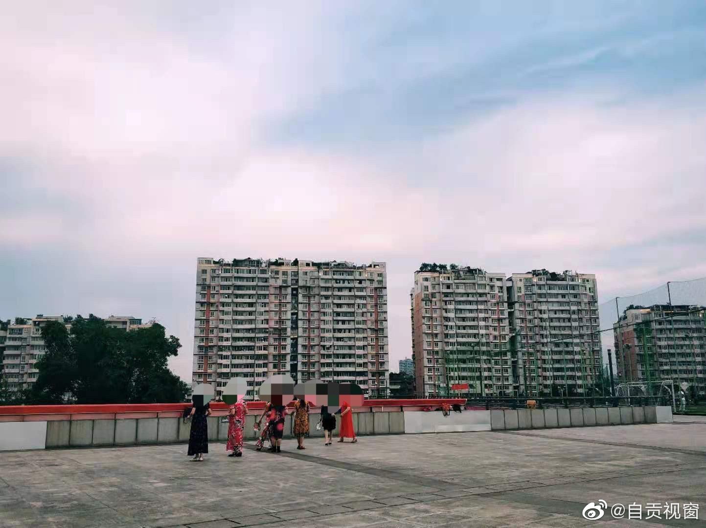 网友吐槽：都要高考了，广场舞还不消停？-1.jpg