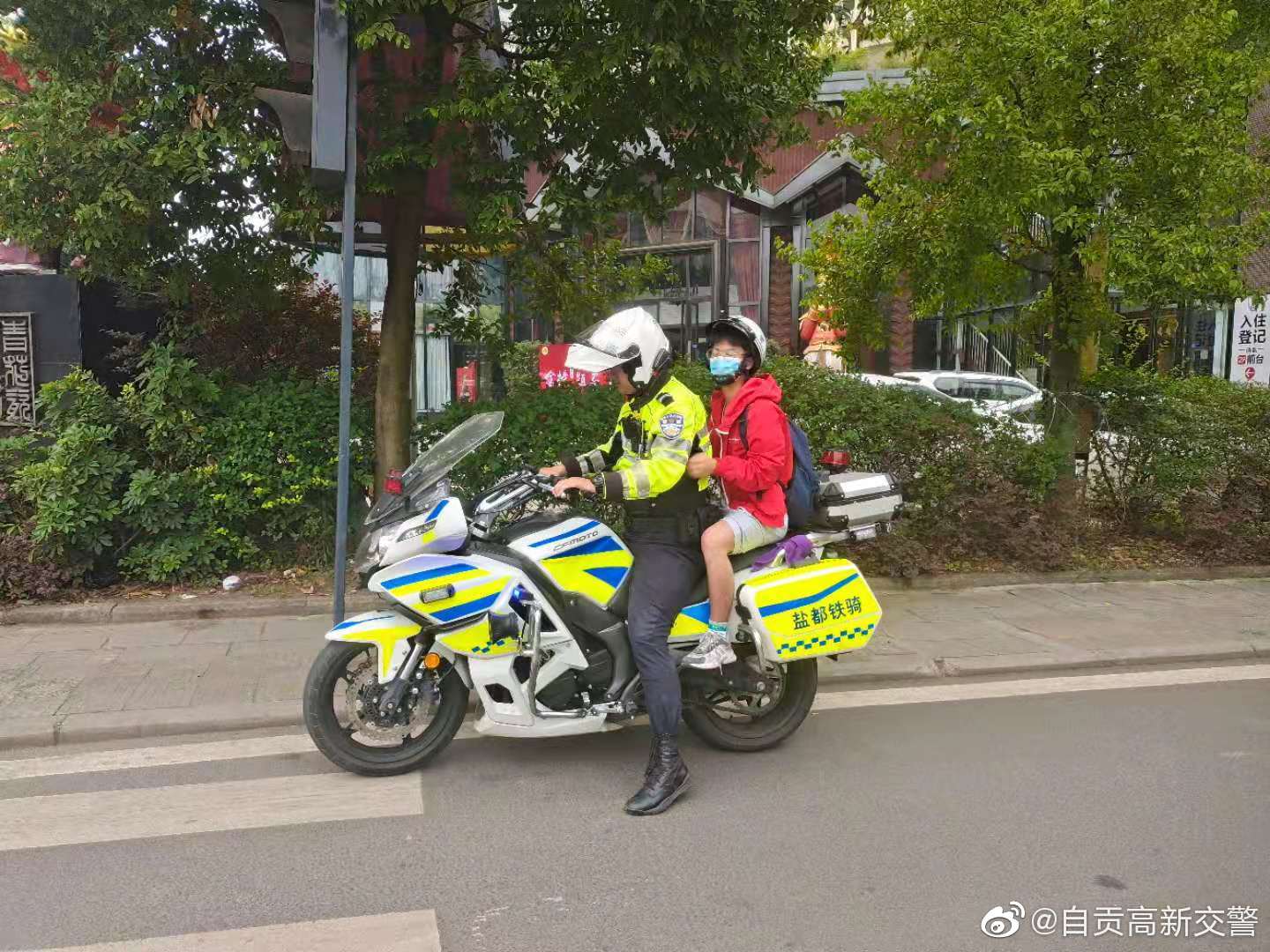 你们勇往直前，我们全力护考，护航高考交警同行-5.jpg